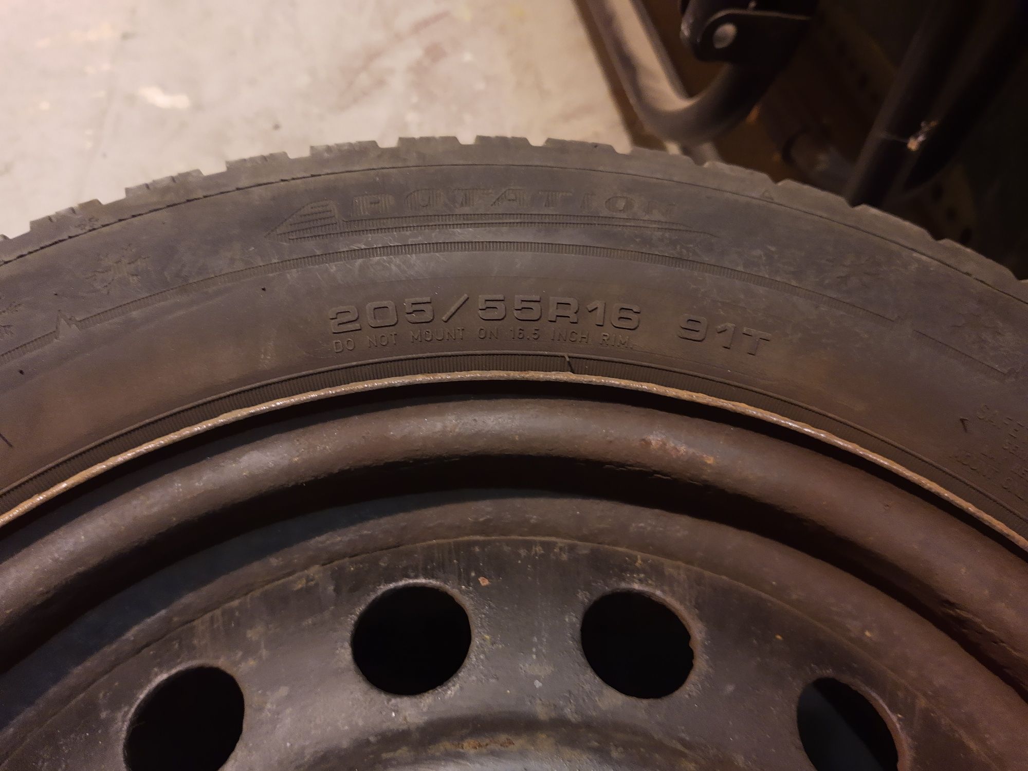 Felgi stalowe z oponami zimowymi Dunlop 205/55 R16 5x100 Toyota