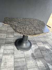 Piekny stolik na żeliwnej nodze i blat z kamienia