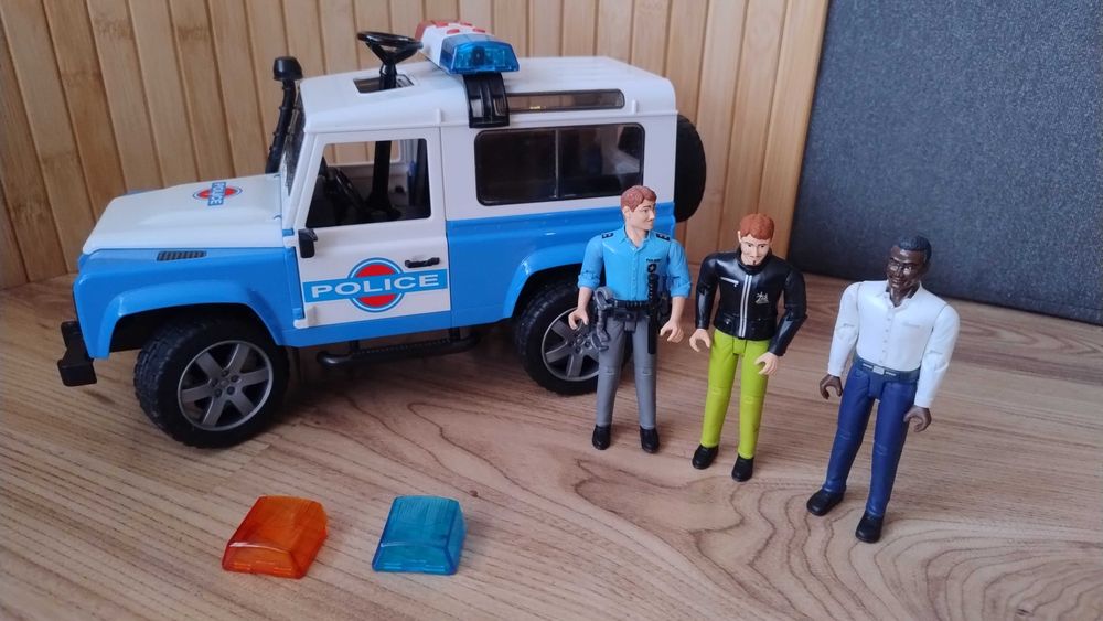 Land Rover Defender - Bruder 2595 Policja /NIE WYSYŁAM/