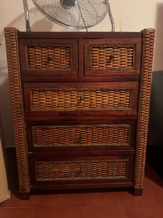 Cama de casal em ótimo estado com criado mudo e com móvel com gavetas