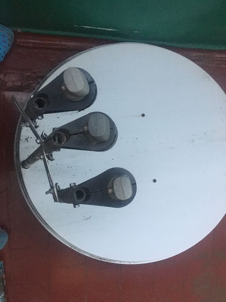 Спутниковая тарелка с головами