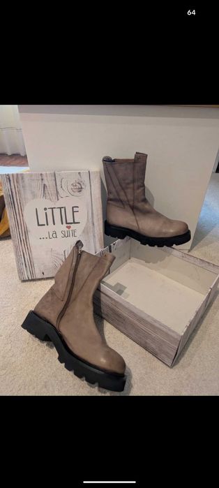 Botas cinza em pele, da Little La Suite
