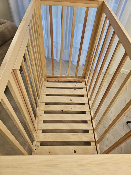 Łóżeczko 140 x 70 na kółkach z materacem