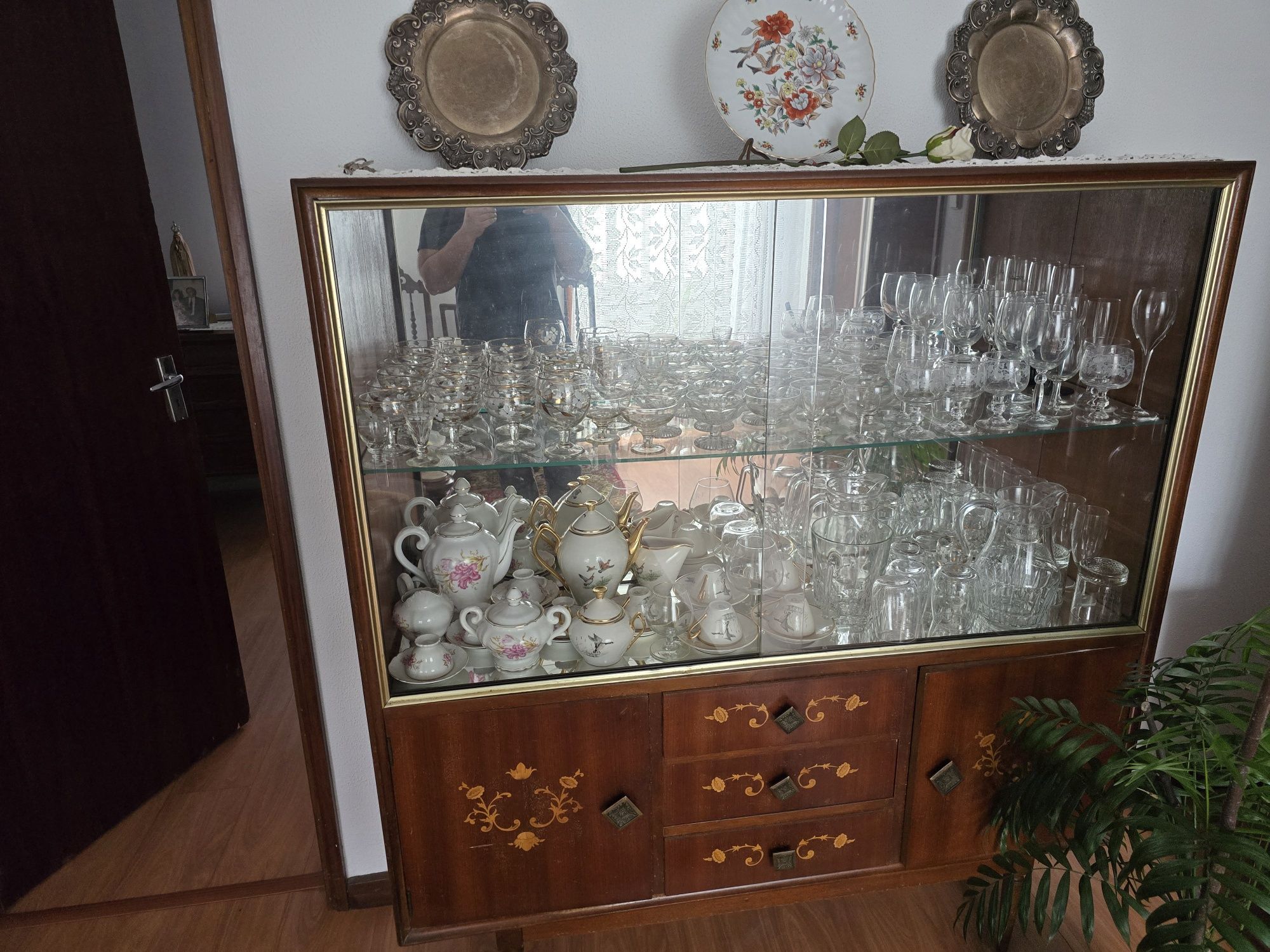 Vende se móveis antigos de sala