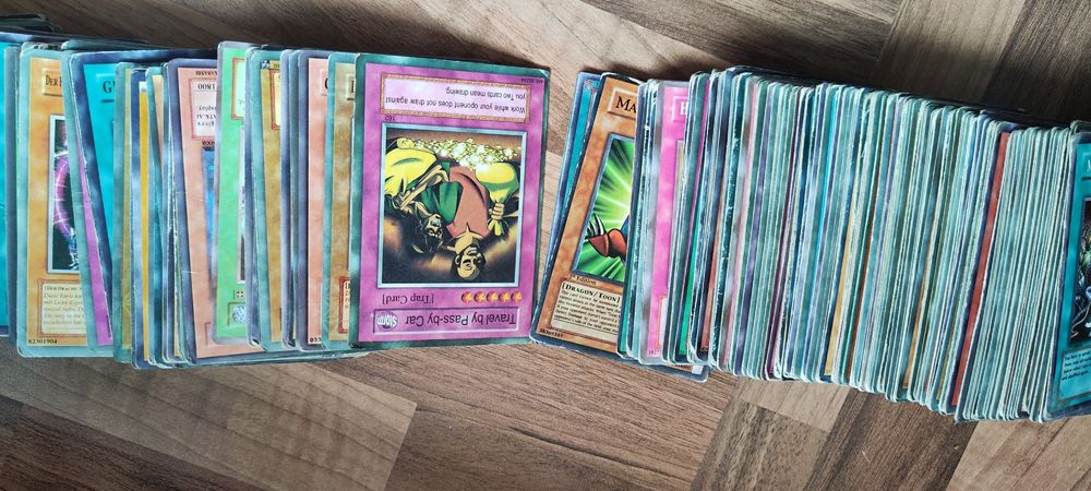 Karty kolekcjonerskie 305 szt  YU-GI-OH! Konami