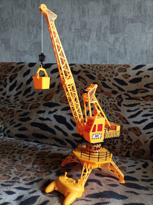 Продам кран (будівельна техніка)