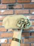 Beżowy beret damski z kwiatkiem 100% wełna