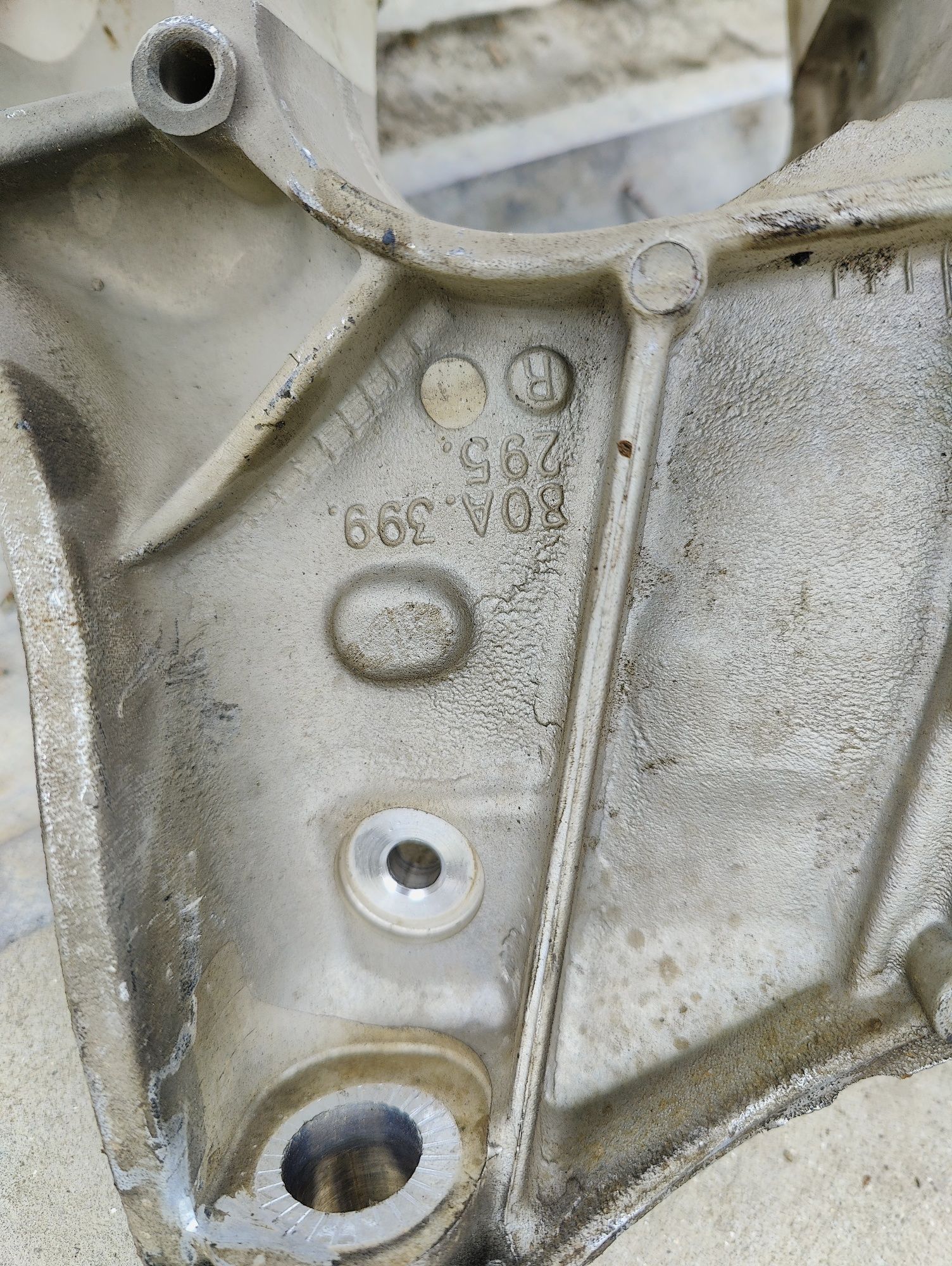 Лапа подушки двигателя Audi q5 80a