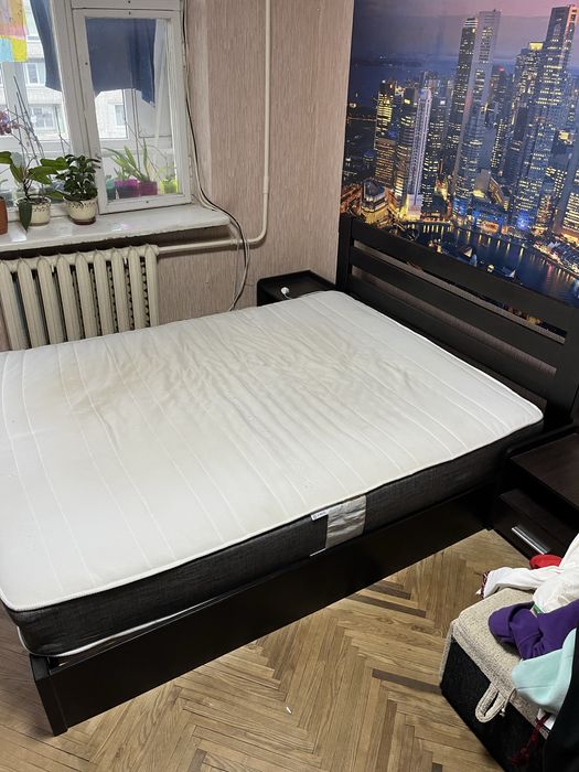 Продам ліжко з натурального дерева з матрацом та тумбами