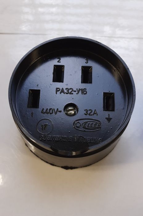 Розетка с вилкой.