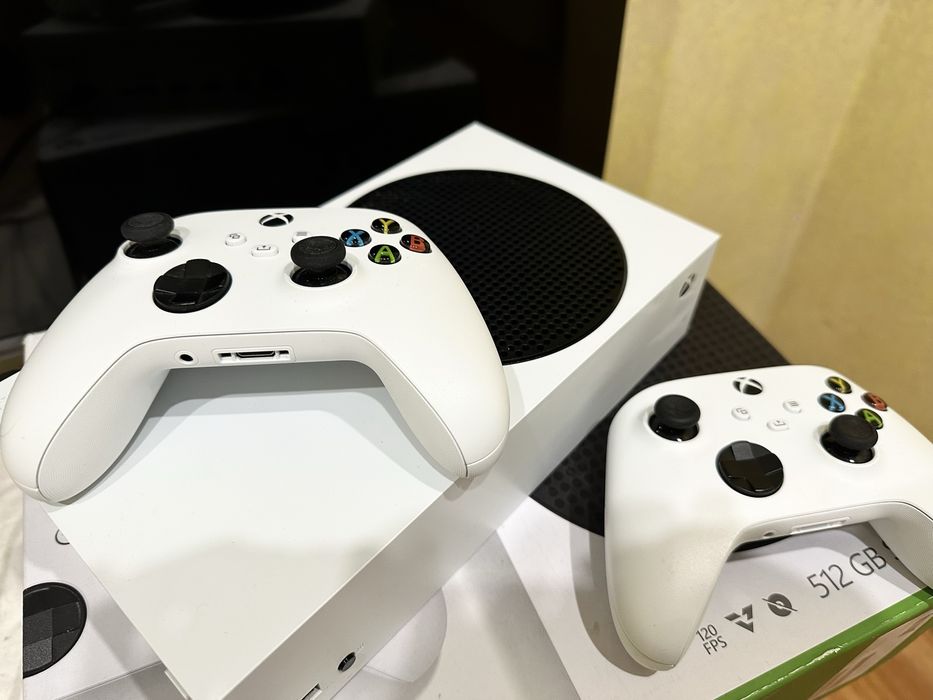 Xbox series s + 2 джойстика продам