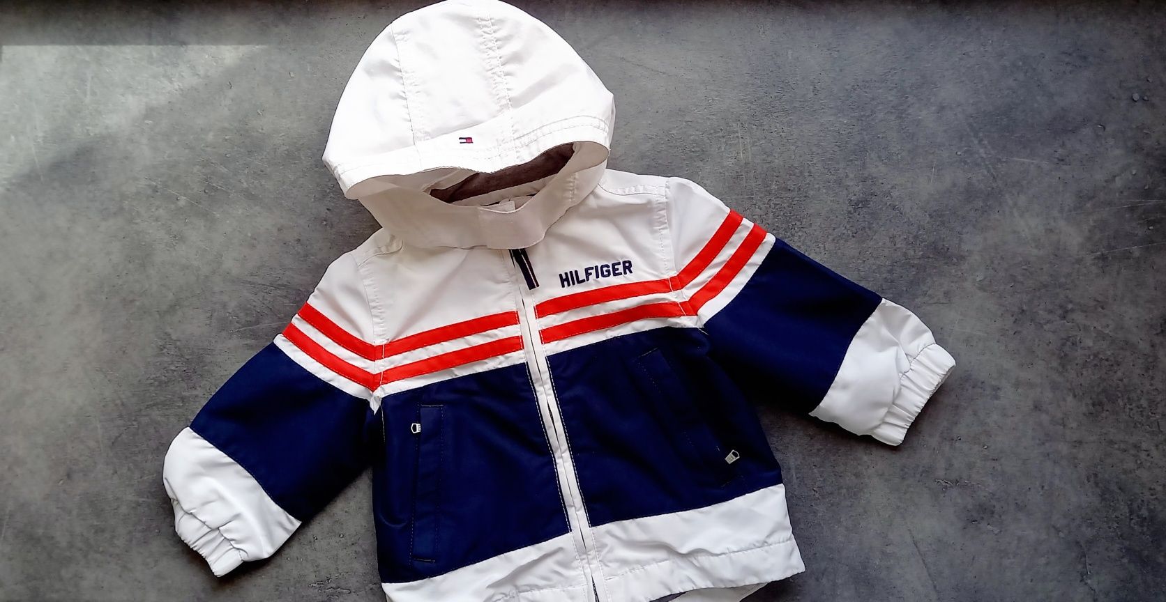 Tommy Hilfiger, rewelacyjna kurtka wiatrówka, roz 80cm.