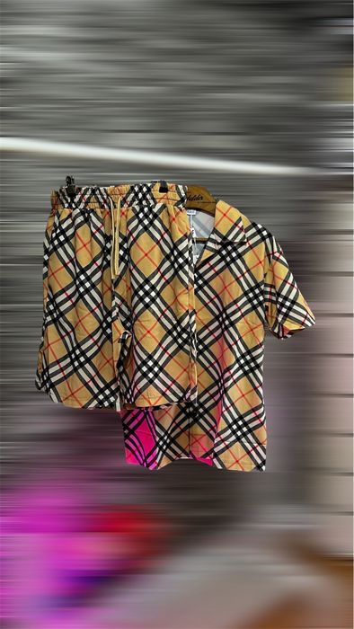 Conjunto de camisa e calção da Burberry