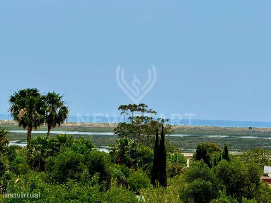 Moradia independente T3+1com vista para a Ria Formosa