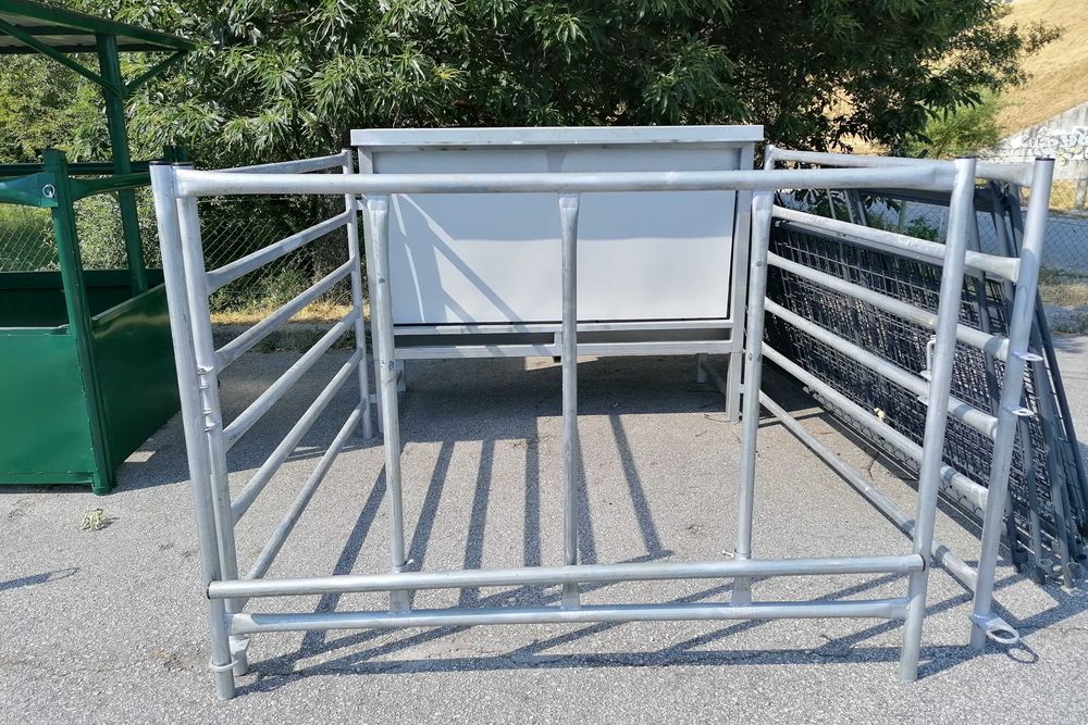 Tolva 500kg c/curral para vitelos