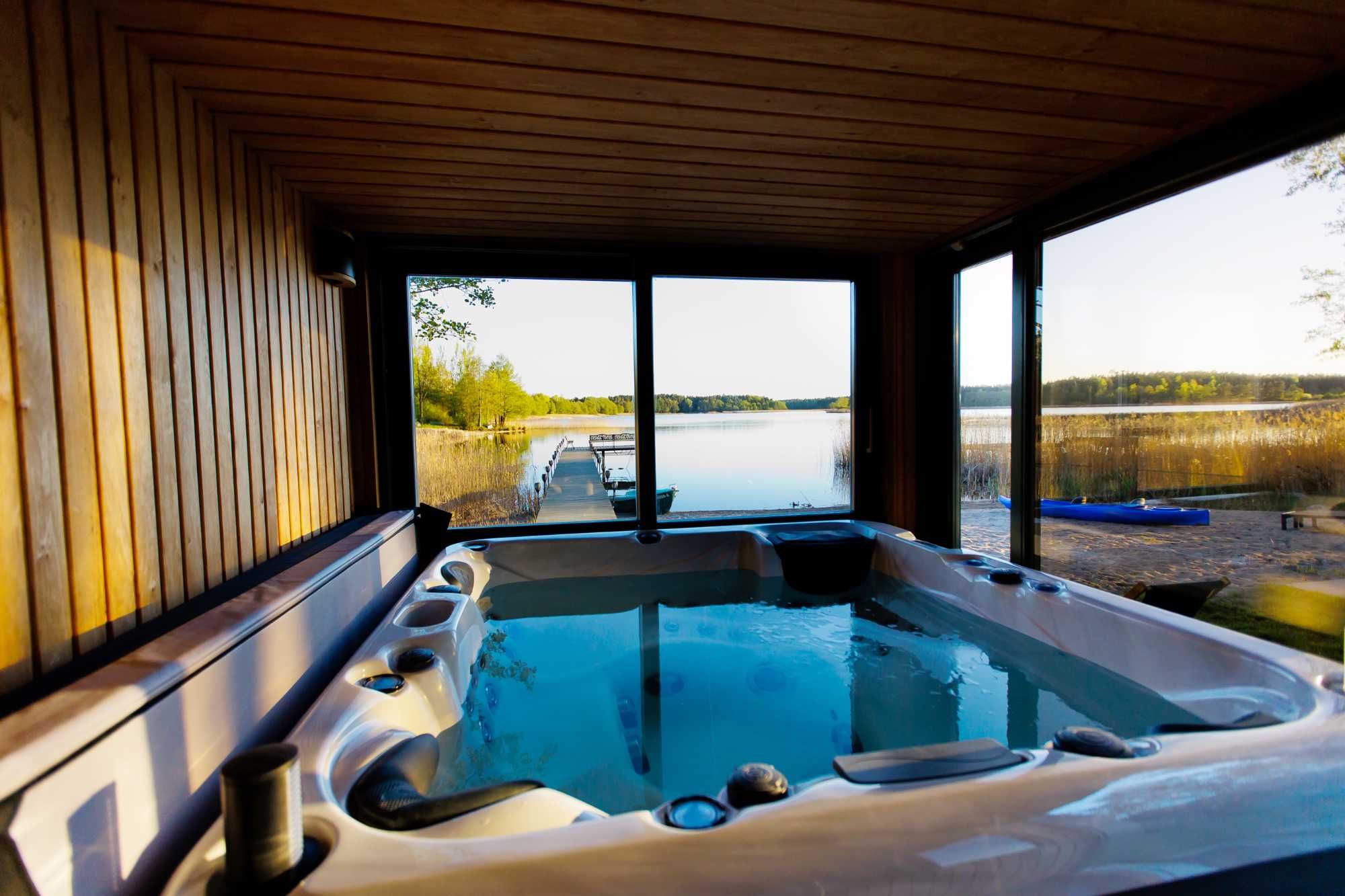 Domki nad jeziorem na Mazurach z sauna, jacuzzi
