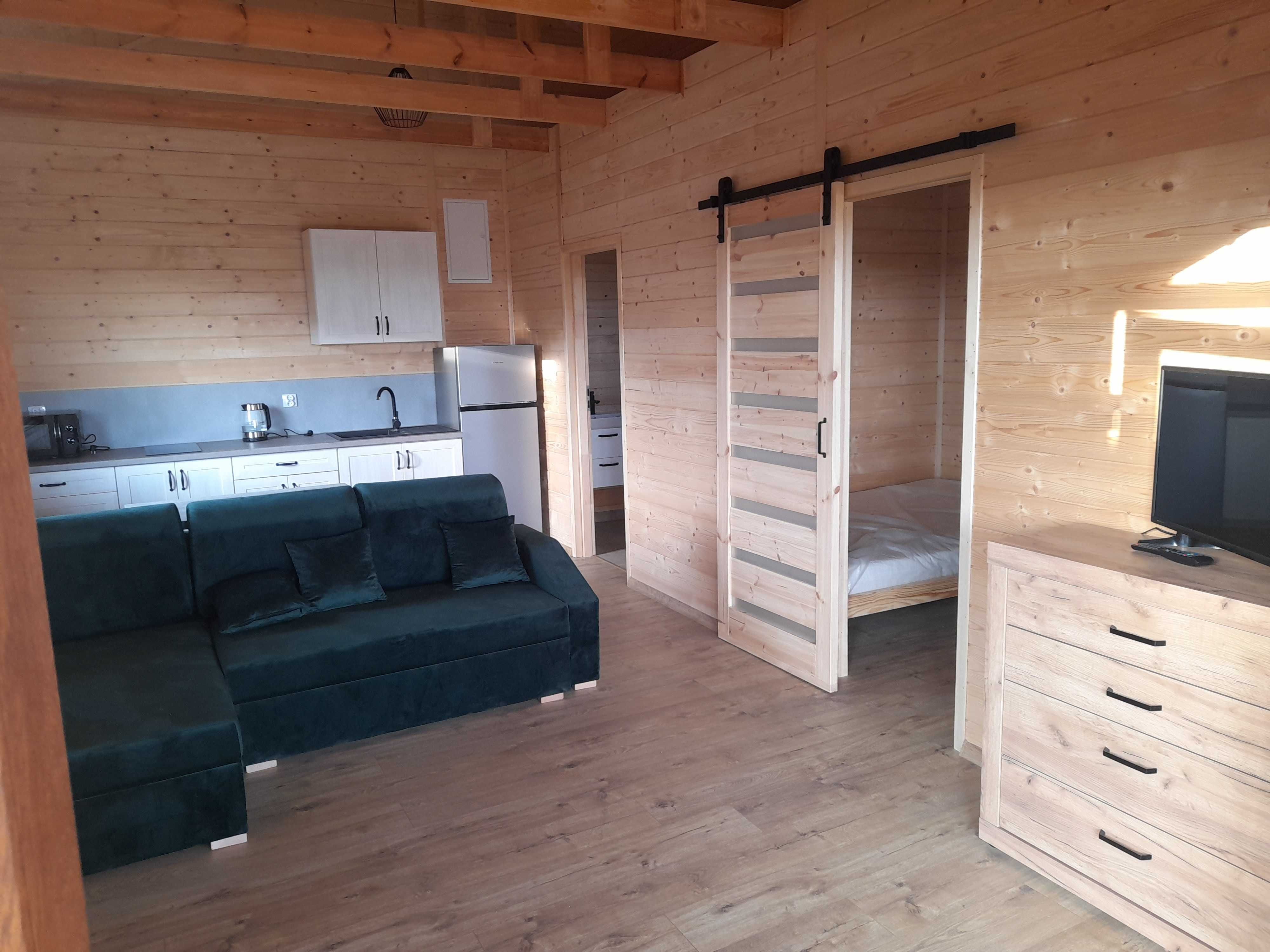 Całoroczny, drewniany domek nad jeziorem Lubie.