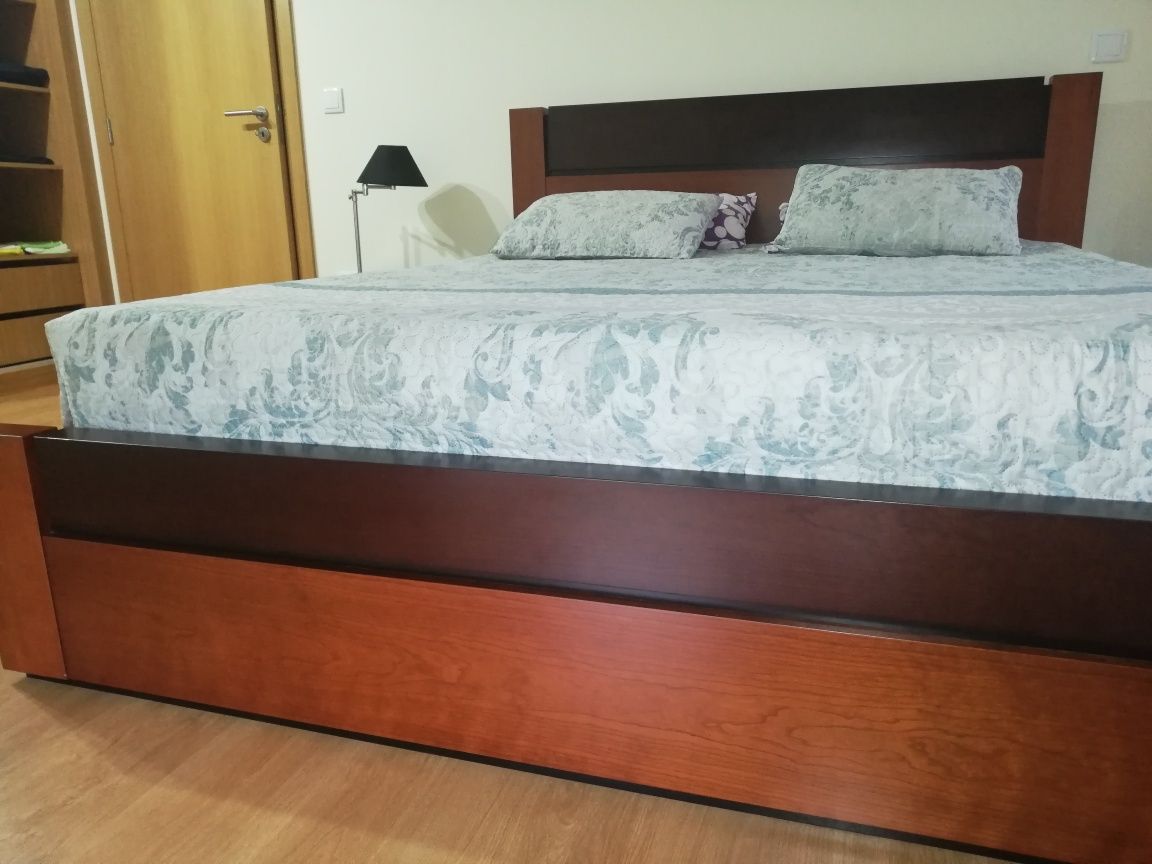 Cama e mesinhas de cabeceira