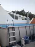 Piscina exterior grande com escada e filtro de água