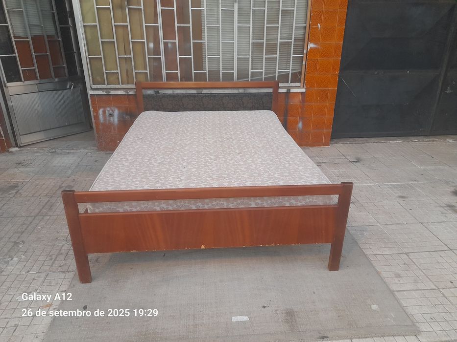 Cama casal com colchão + 2 mesinhas cabeceira