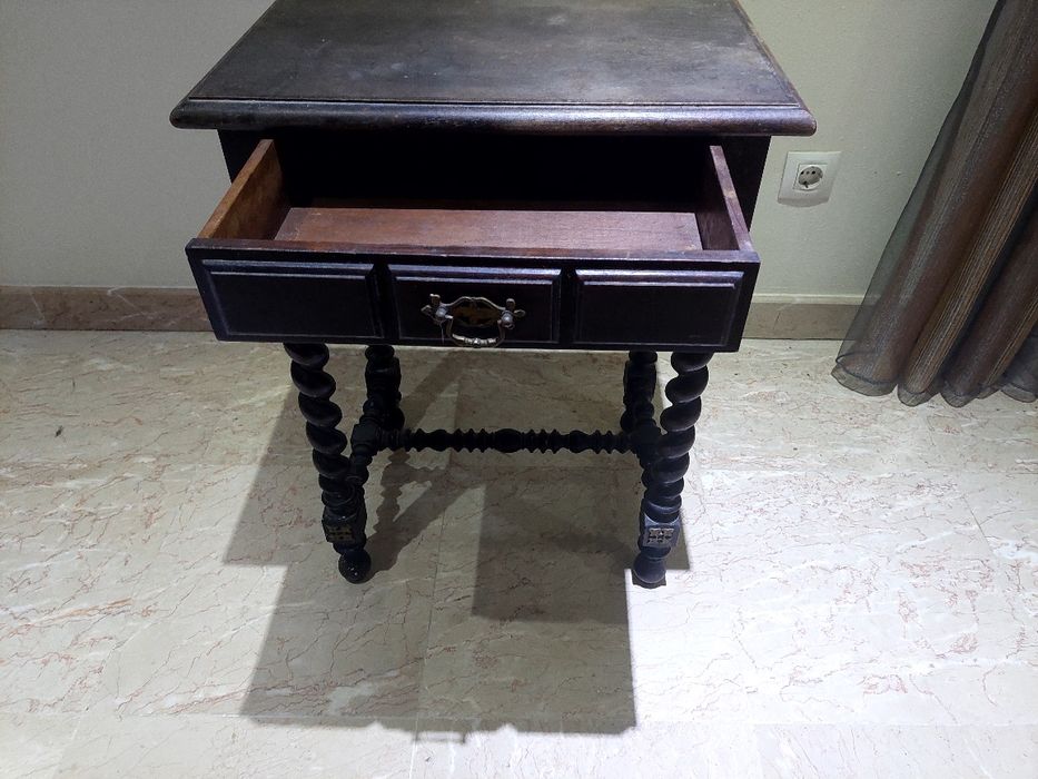 Mesa de cabeceira em pau Santo