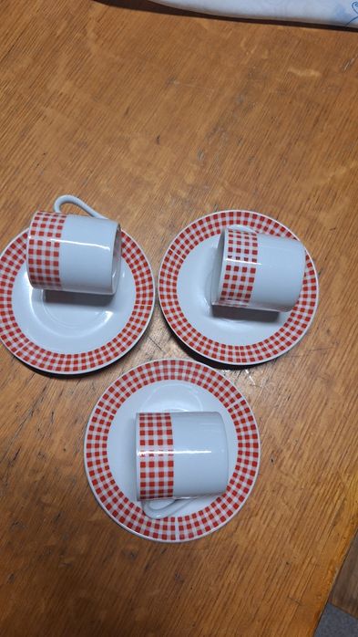 3 chávenas axadrezadas
