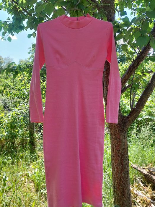 Рожеве плаття в рубчик