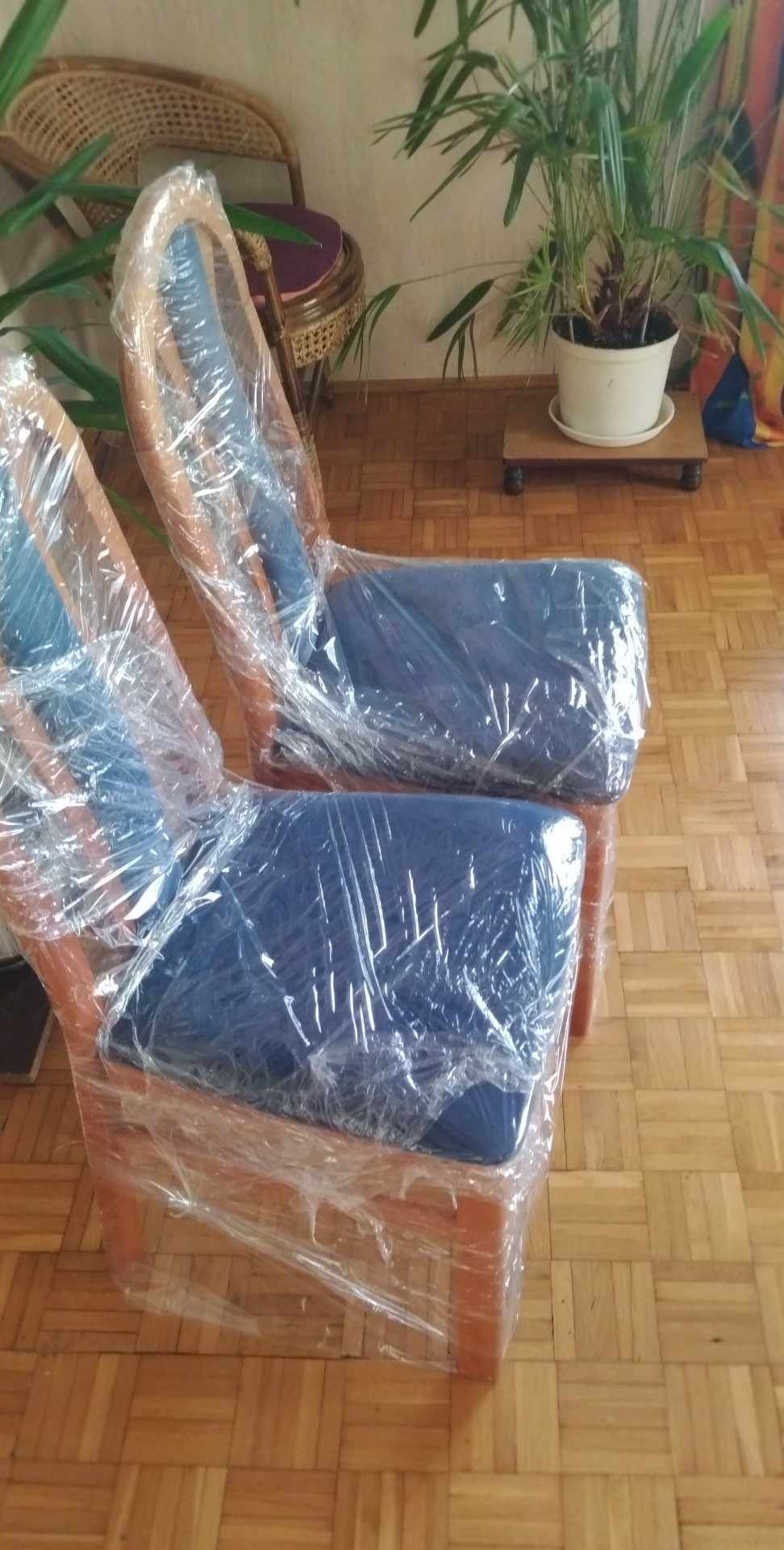 12 krzeseł tapicerowanych + stół drewniany