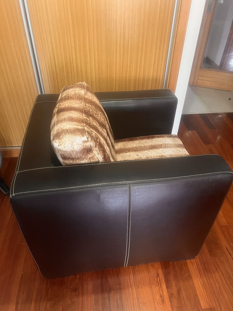 Sofá poltrona em couro decor e 2 puffs pera