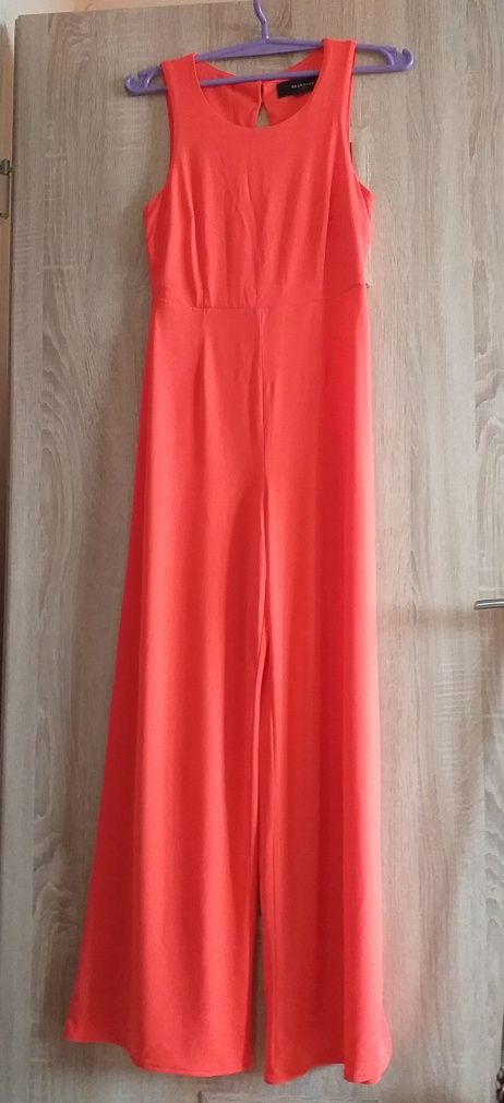 Elegancki kombinezon bez rękawów w pięknym kolorze