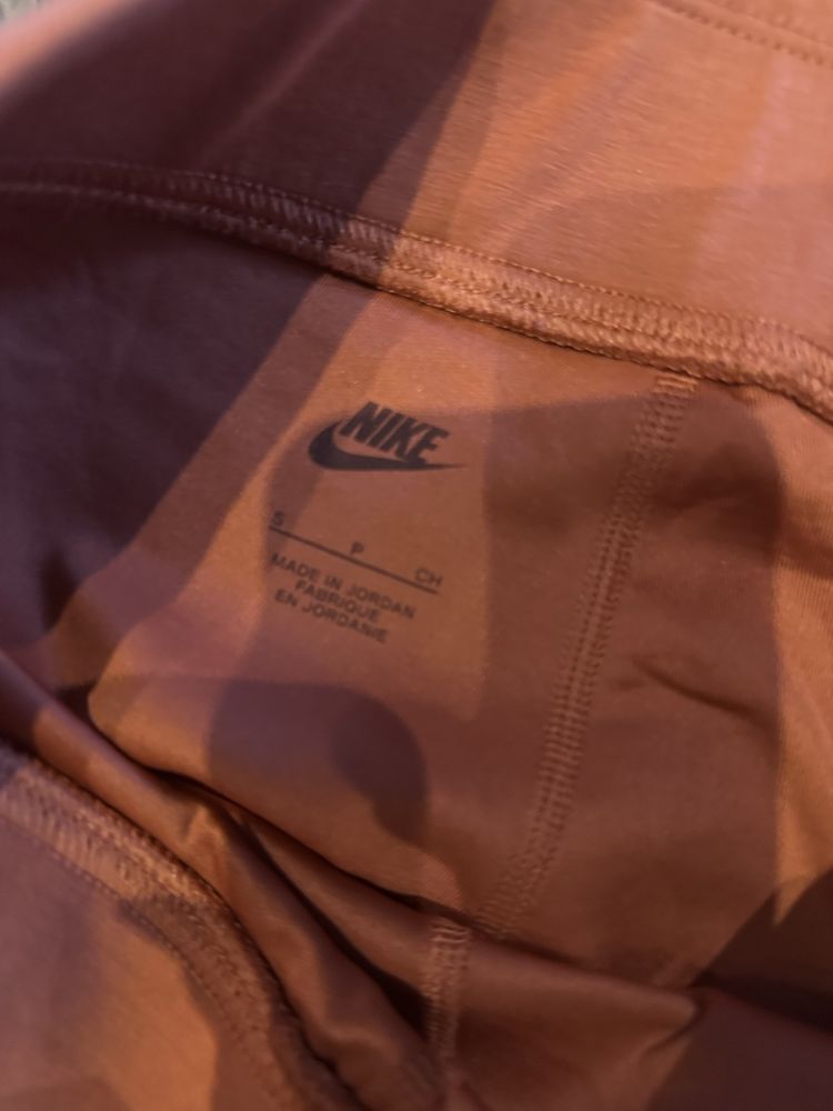 Legginsy damskie Nike – sportowy komfort i styl