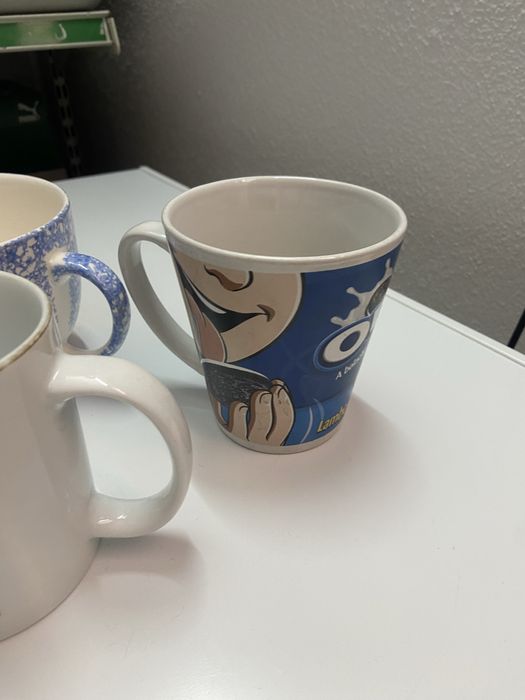 Seis canecas todas com desenhos