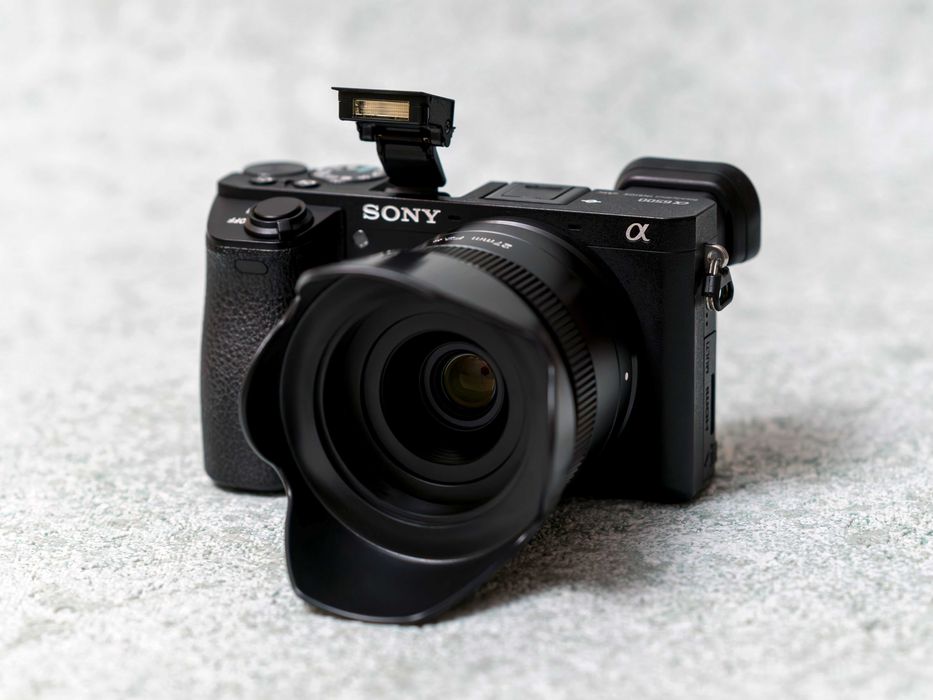 Sony a6500 + объектив AF f/2.8 27mm • APS-C 24,2 Мп • 4K • Wi-Fi • NFC