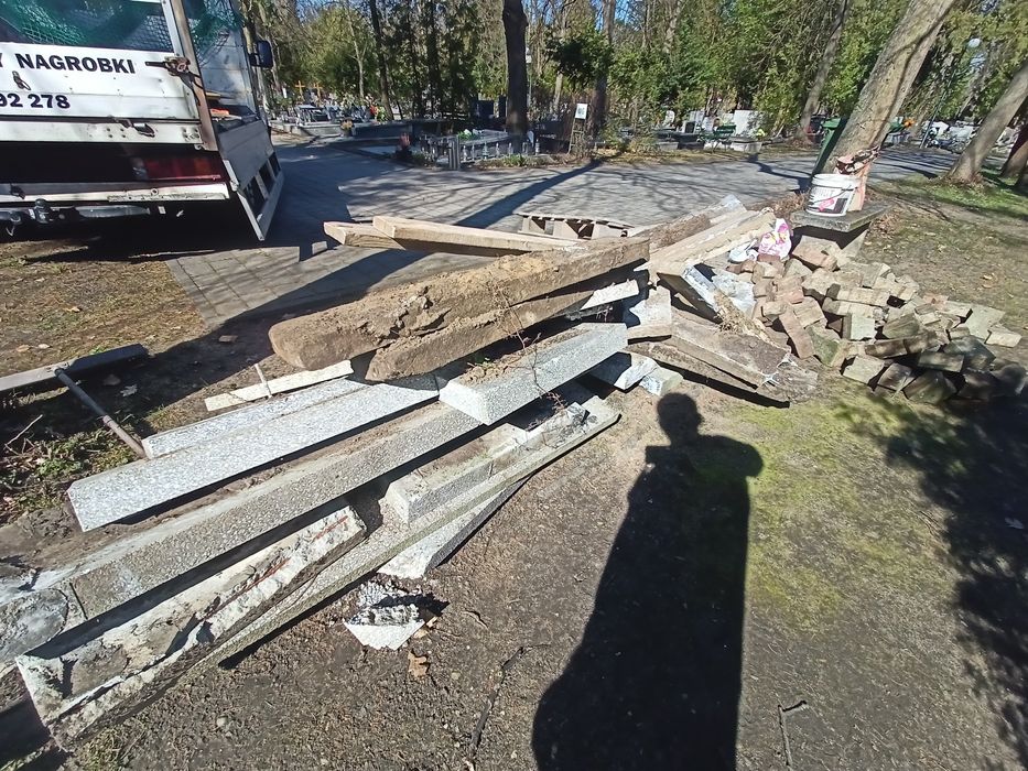Rozbiórki  nagrobków , kostka wokół grobu,nagrobki