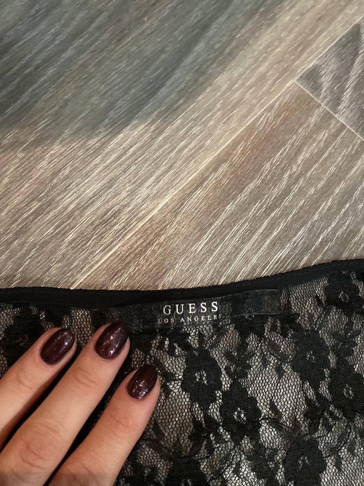 Яркое и стильное платье Guess