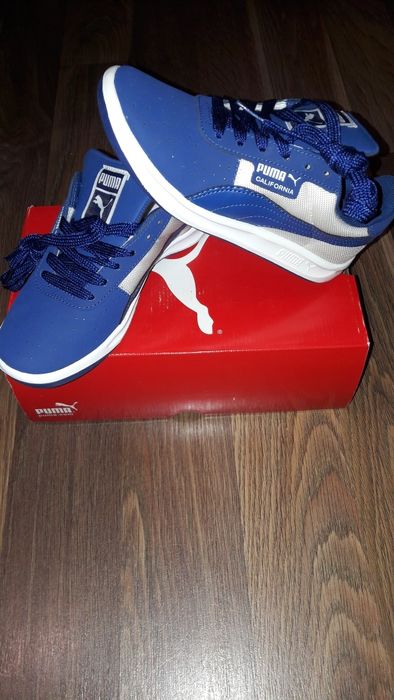 Кроссовки женские