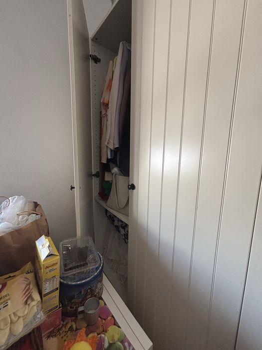 Roupeiro IKEA em bom estado.