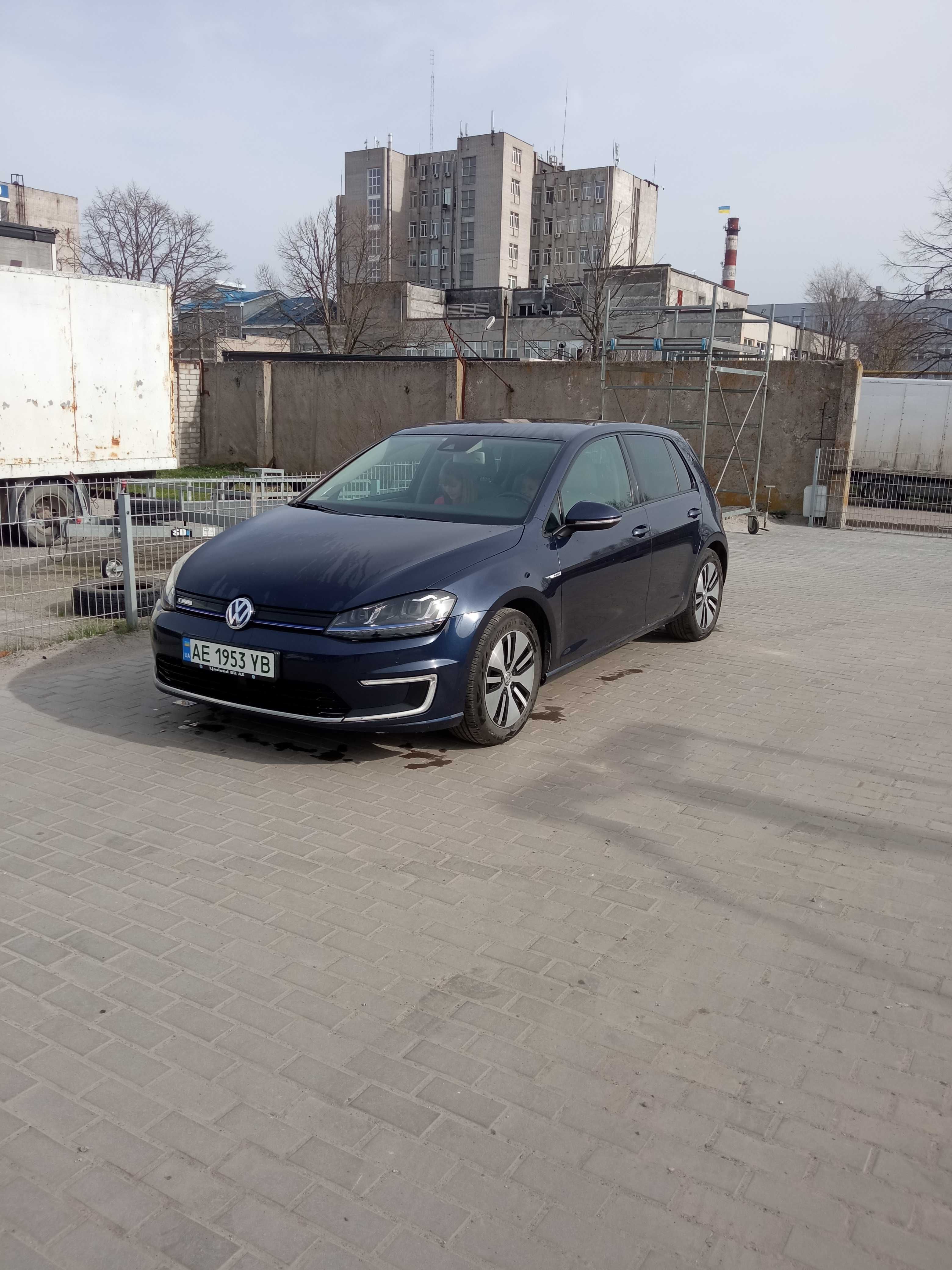 Volkswagen E-golf на бежевой коже. Электро