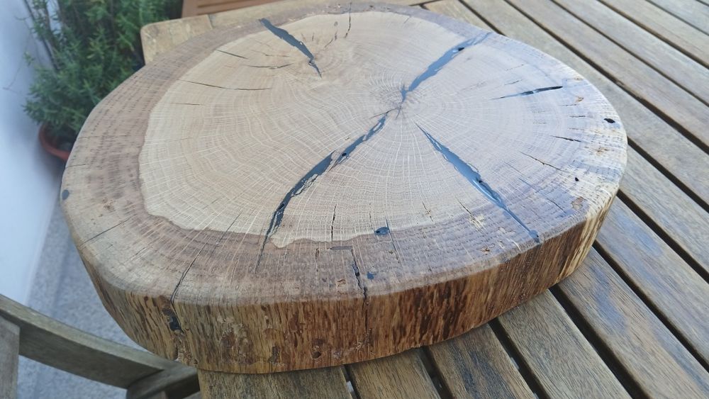 Rodela em carvalho, com apontamentos  em resina preta