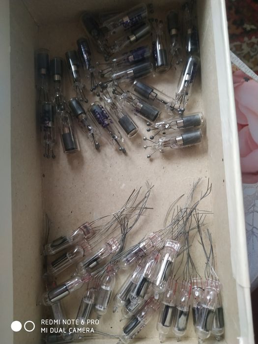 Радіо лампи різних видів.