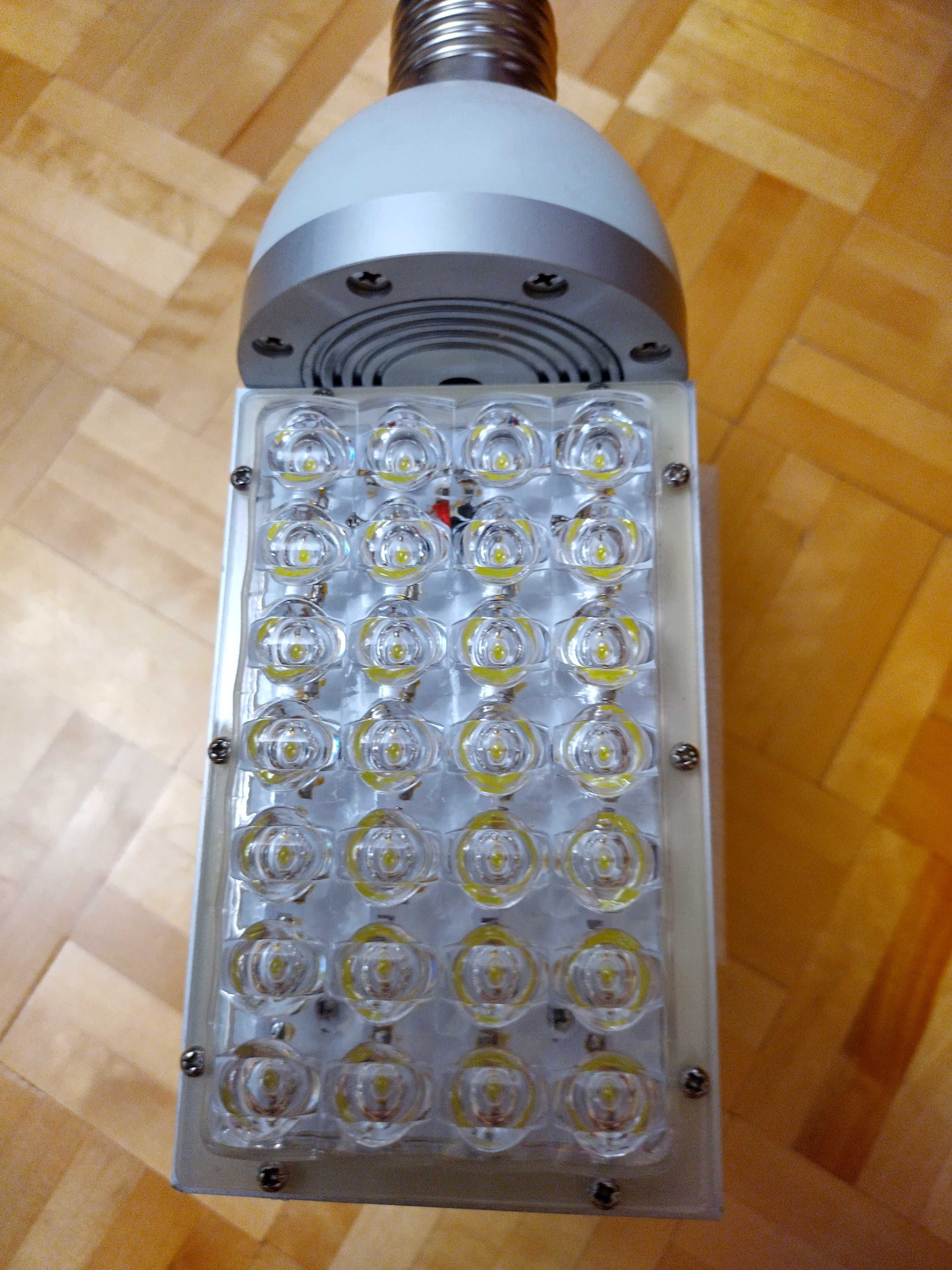 Żarówka uliczna LED z oprawą E40, moc 28 Watt, stopień ochrony IP65