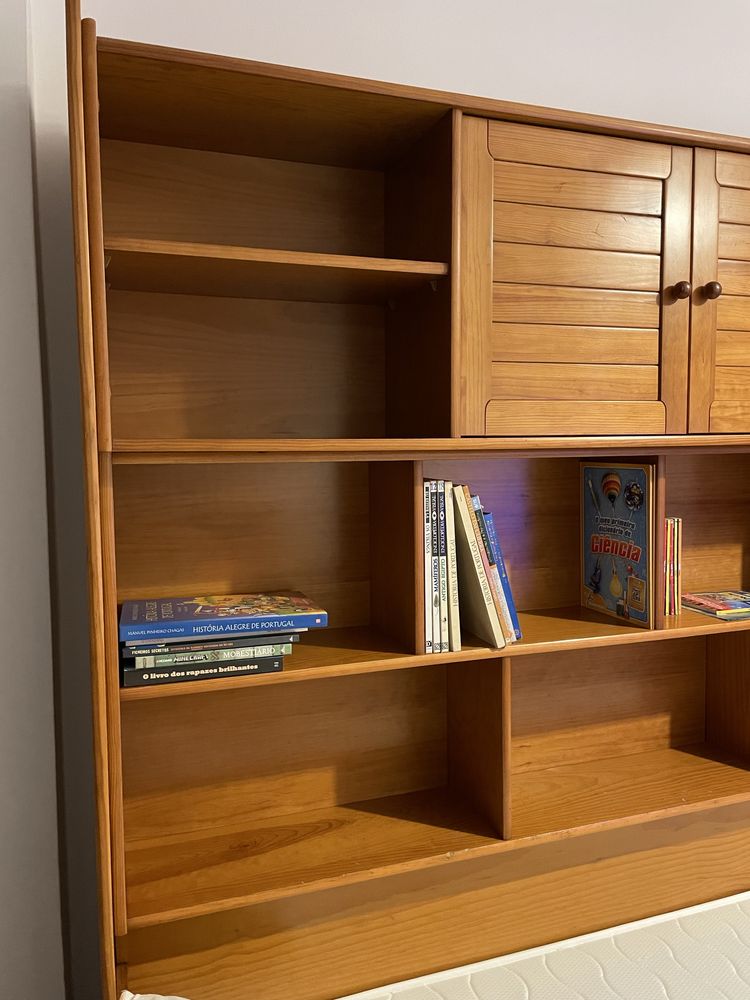 Cama solteiro madeira arrumação + mesa cabeceira gratis