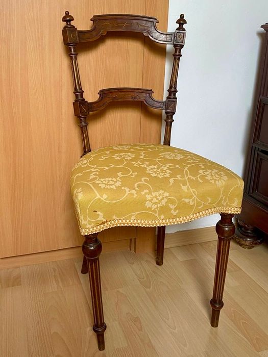 Cadeira em madeira trabalhada