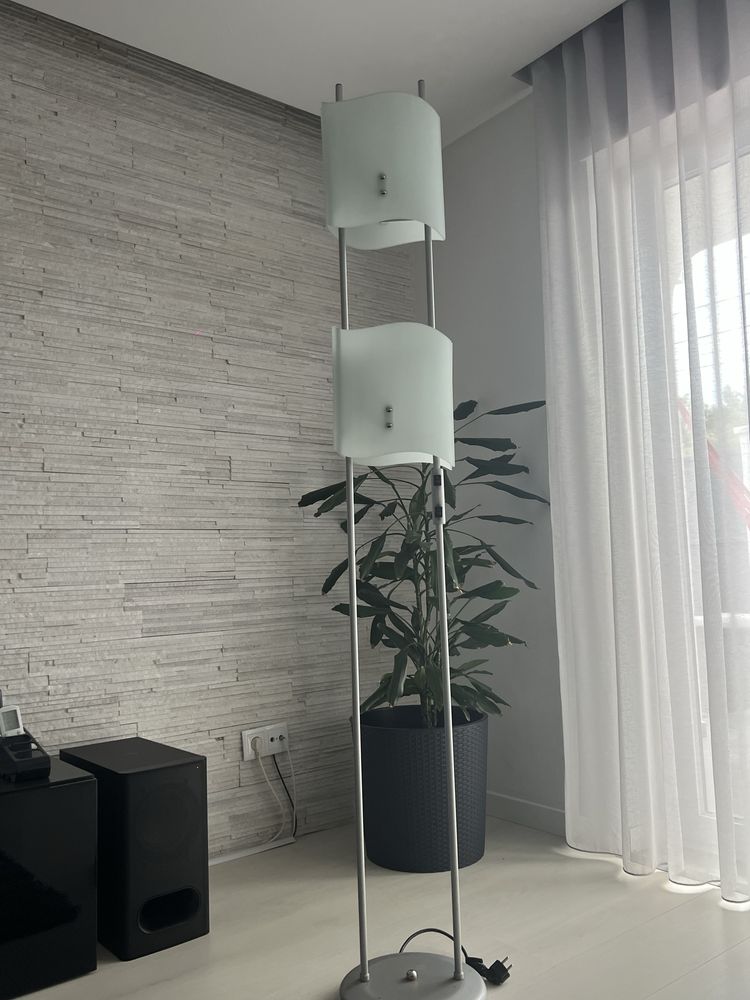 Candeeiro de pé com 2 lampadas