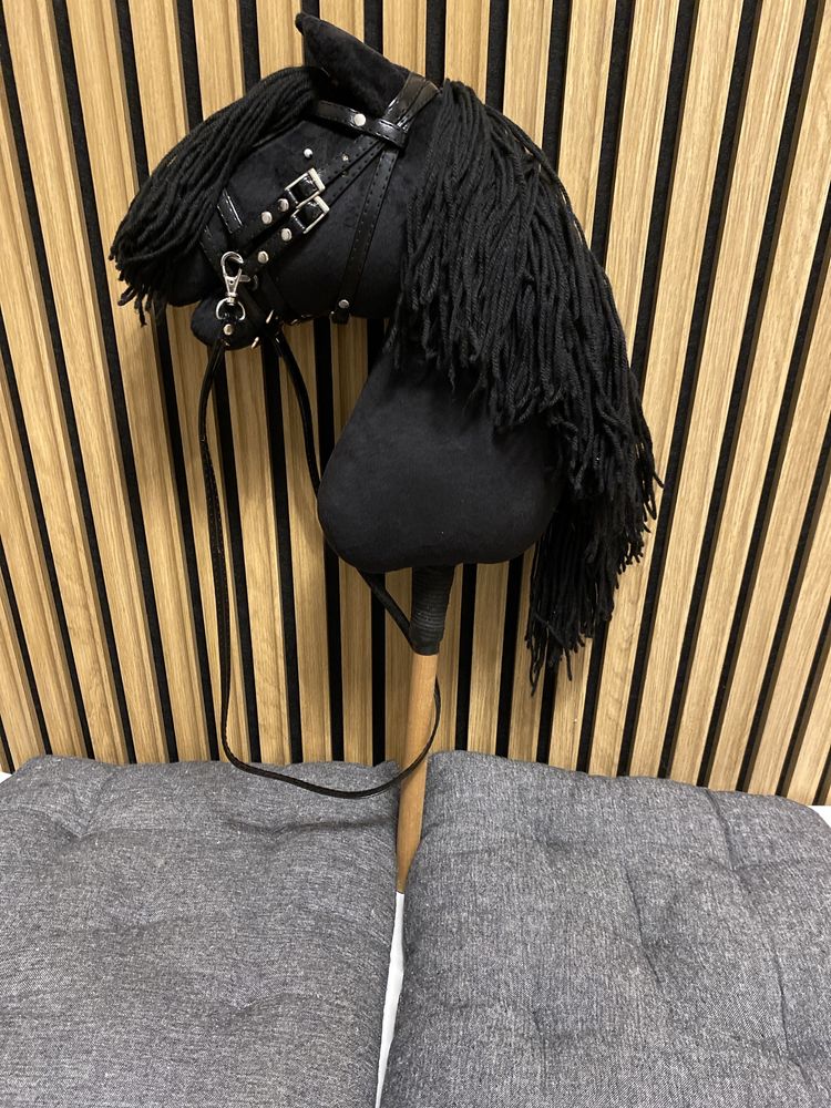 Kon hooby horse czarno bialy