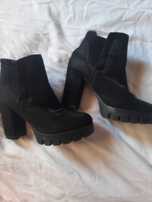 Czarne buty na obcasie