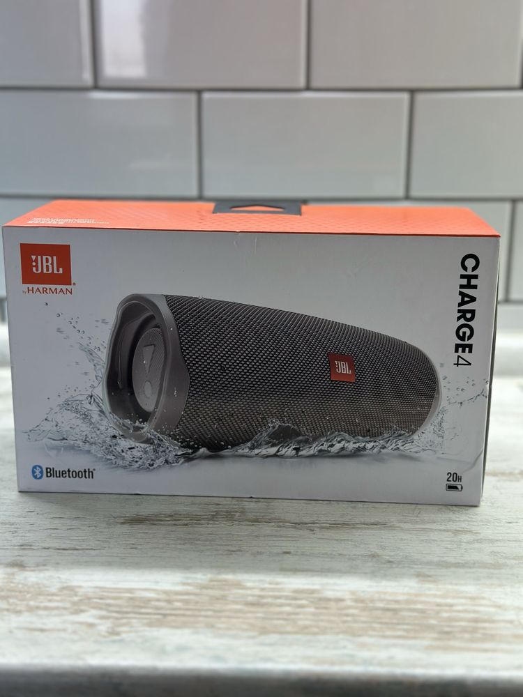 JBL Charge 4 сірого кольору