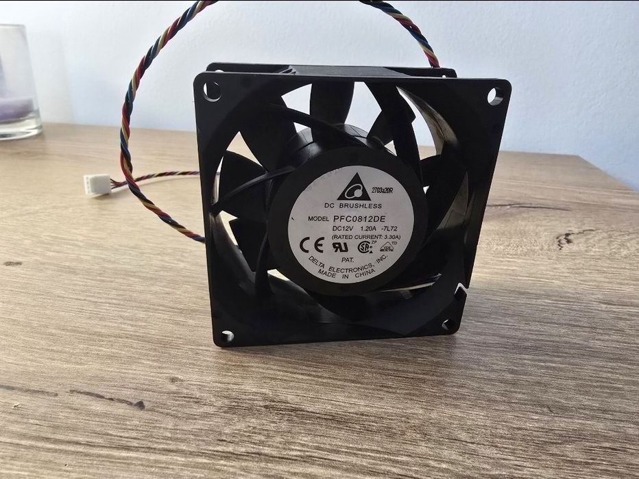 Мощный серверный вентилятор Delta PFC0812DE (12V, до ЗА).