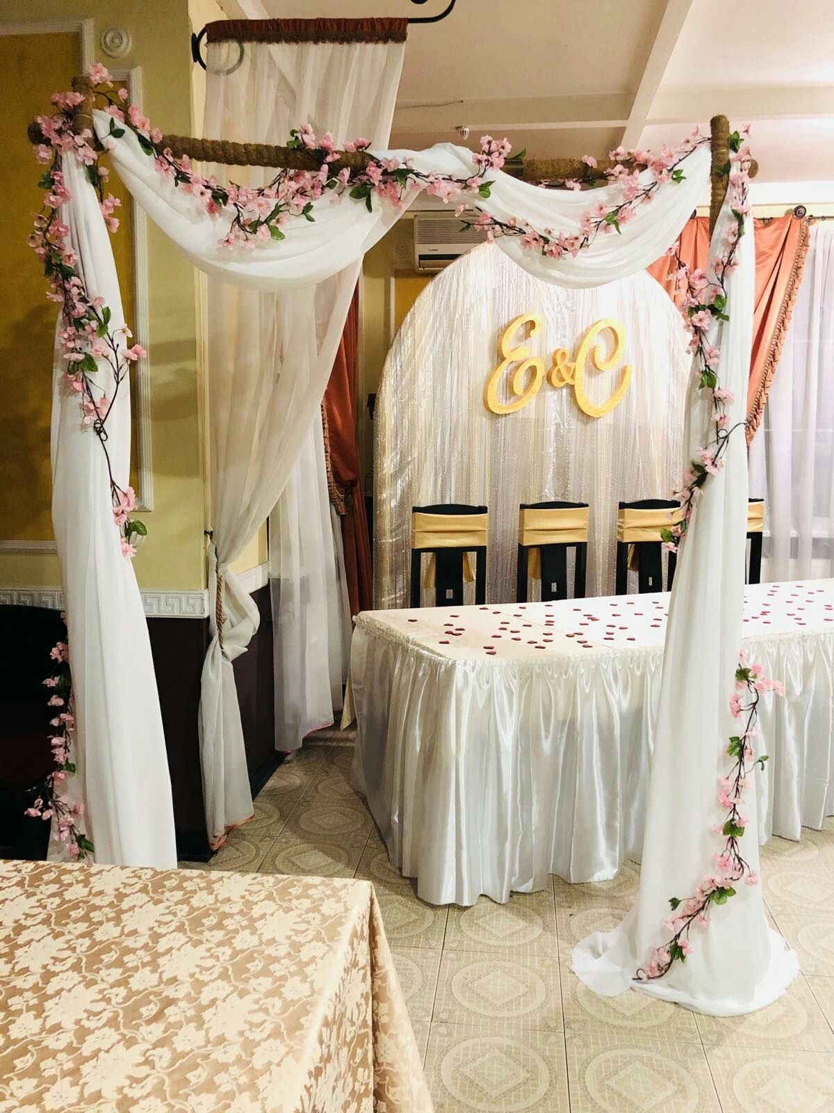 Свадебная арка и юбка на стол для молодых