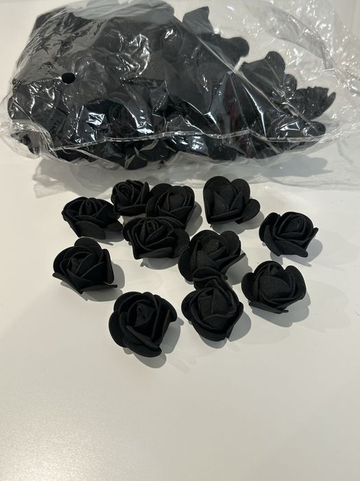Mini rosas artificiais pretas